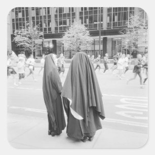 USA, NEW YORK: New Yorker Nonnen beobachten NYC Quadratischer Aufkleber
