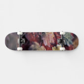 USA, Nordwestpazifik. Blätter aus japanischem Ahor Skateboard (Horizontal)