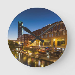 USA, Oklahoma, Oklahoma City, Bricktown Runde Wanduhr