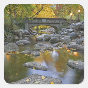 USA, Oregon, Ashland, Lithia Park. Herbst Quadratischer Aufkleber
