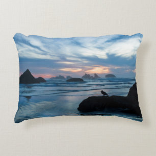 USA, Oregon, Bandon Beach. Möwe auf Felsen Dekokissen
