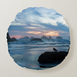 USA, Oregon, Bandon Beach. Möwe auf Felsen Rundes Kissen