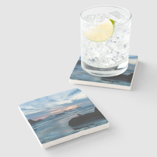 USA, Oregon, Bandon Beach. Seagull auf Felsen Steinuntersetzer (Seitenansicht)