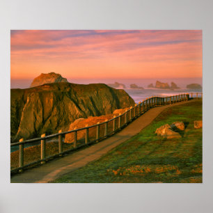 USA, Oregon, Bandon. Felsen vom Weg aus gesehen Poster