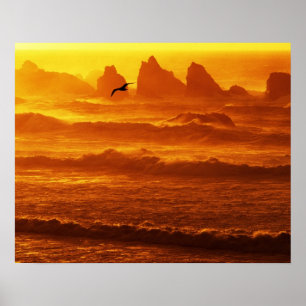 USA, Oregon, Bandon. Sonnenuntergang über Wellen u Poster