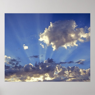USA, Oregon, Bend. Sonnenstrahlen füllen den Himme Poster