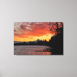 USA, Oregon. Blauer See und Berghütte bei Sonnena Leinwanddruck