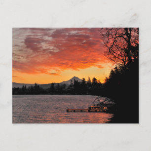 USA, Oregon Blauer See und Berghütte bei Sonnenauf Postkarte