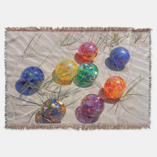 USA, Oregon. Bunte Glasbojen auf Sanddüne Decke