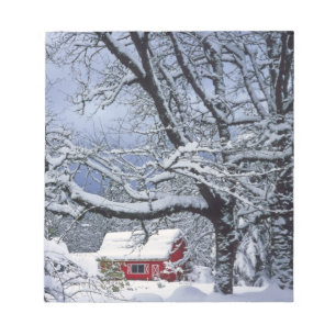USA, Oregon, Clackamas County. Frischer Schnee bed Notizblock