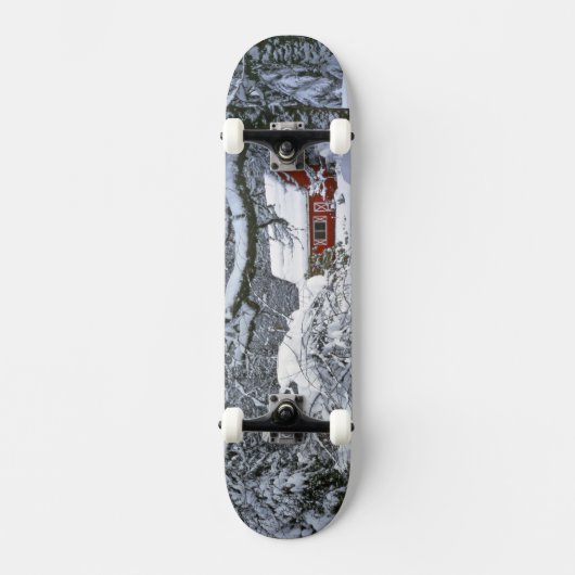 USA, Oregon, Clackamas County. Frischer Schnee Skateboard (Vorderseite)