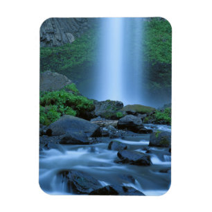 USA, Oregon, Columbia Gorge, Latourell Falls Magnet