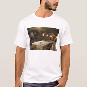 USA, Oregon, Dundee. Esszimmer in Archery T-Shirt