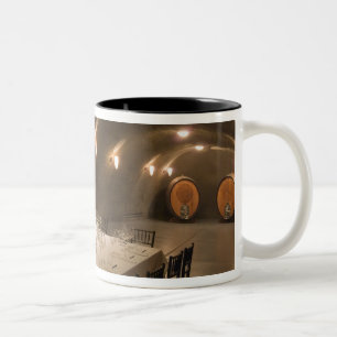 USA, Oregon, Dundee. Esszimmer in Archery Zweifarbige Tasse
