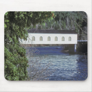USA, Oregon. Ein Pick-up überquert die Mousepad