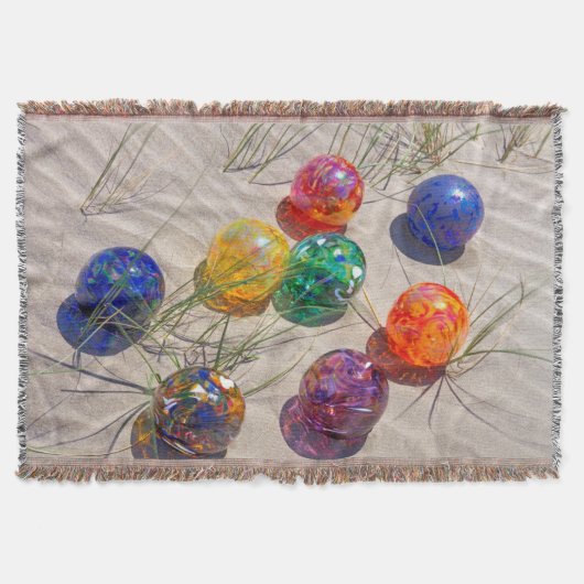 USA, Oregon. Farbenfrohe Glasflöße auf Sanddüne Decke (Vorderseite)