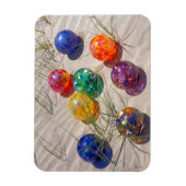 USA, Oregon Farbenfrohe Glasflöße auf Sanddüne Magnet (Vertikal)