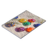 USA, Oregon. Farbenfrohe Glasflöße auf Sanddüne Notizblock (Linke Seite)