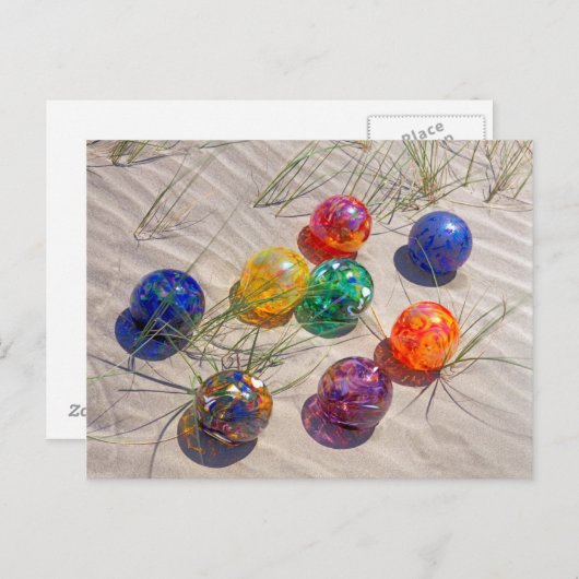 USA, Oregon Farbenfrohe Glasflöße auf Sanddüne Postkarte (Vorne/Hinten)