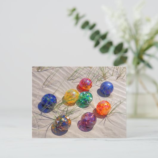 USA, Oregon Farbenfrohe Glasflöße auf Sanddüne Postkarte (Stehend Vorderseite)