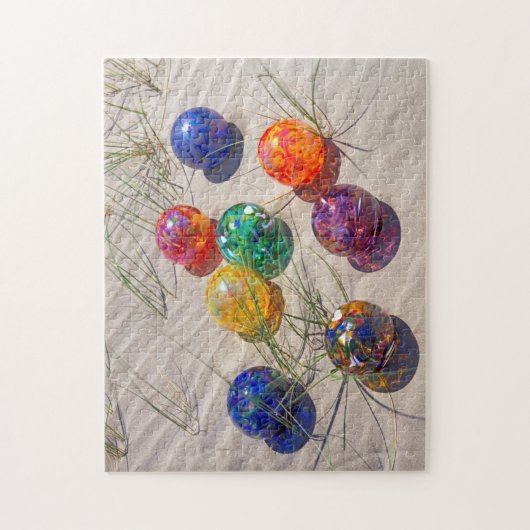 USA, Oregon. Farbenfrohe Glasflöße auf Sanddüne Puzzle (Vertikal)