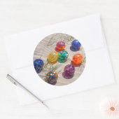 USA, Oregon Farbenfrohe Glasflöße auf Sanddüne Runder Aufkleber (Umschlag)