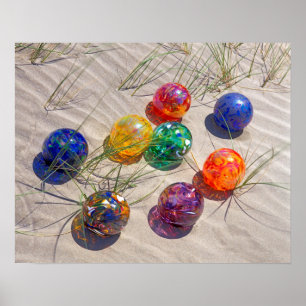 USA, Oregon. Farbige Glasflotsam auf Sanddüne Poster