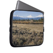 USA, Oregon, Feld mit Schnee bedeckten Kaskade Laptopschutzhülle (Vorne Rechts)
