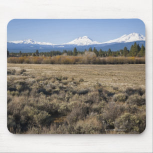 USA, Oregon, Feld mit Schnee bedeckten Kaskade Mousepad