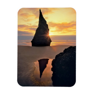 USA, Oregon. Felsformation bei Sonnenuntergang Magnet
