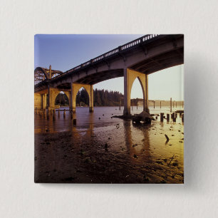 USA, Oregon, Florence. Siuslaw-Brücke und Button
