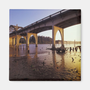 USA, Oregon, Florence. Siuslaw-Brücke und Magnet