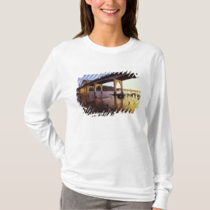 USA, Oregon, Florence. Siuslaw-Brücke und T-Shirt