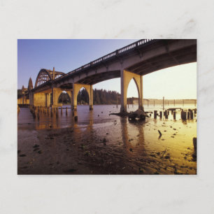 USA, Oregon, Florenz. Siuslaw-Brücke und Postkarte