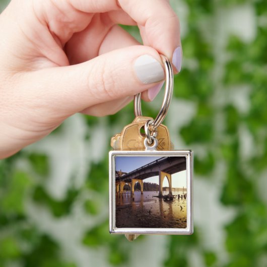 USA, Oregon, Florenz. Siuslaw-Brücke und Schlüsselanhänger (Hand)