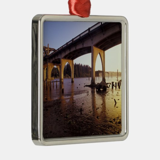 USA, Oregon, Florenz. Siuslaw-Brücke und Silbernes Ornament (Rechts)