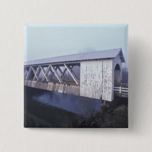 USA, Oregon. Gilkey gedeckte Brücke überspannt Button