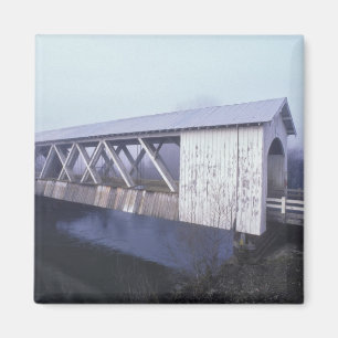 USA, Oregon. Gilkey gedeckte Brücke überspannt Magnet