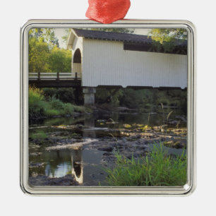 USA, Oregon. Harris gedeckte Brücke über Marys Ornament Aus Metall