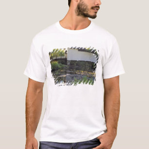 USA, Oregon. Harris gedeckte Brücke über Marys T-Shirt