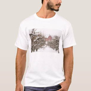 USA, Oregon, Hood River. Schnee bedeckter Apfel T-Shirt