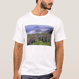 USA, Oregon, Nesika Beach. Lupine und Oregon T-Shirt