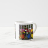 USA, Oregon, Portland. Antiquitätenware Espressotasse (Vorderseite Rechts)