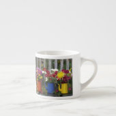 USA, Oregon, Portland. Antiquitätenware Espressotasse (Rechts)