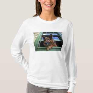 USA, Oregon, Portland. Griff mit langem Fell T-Shirt