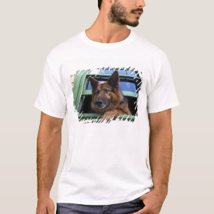 USA, Oregon, Portland. Griff mit langem Fell T-Shirt
