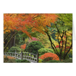 USA, Oregon, Portland. Holzbrücke und Ahorn