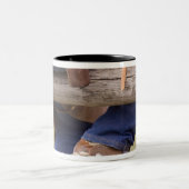USA, Oregon, Seneca, Ponderosa Ranch. Cowboy Zweifarbige Tasse (Mittel)