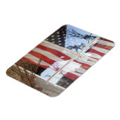 USA, Oregon, Shaniko. Flag im Fenster neben Magnet (Linke Seite)