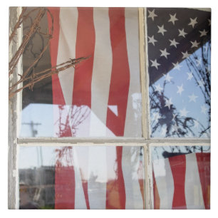 USA, Oregon, Shaniko. Flagge im Fenster nahe bei Fliese